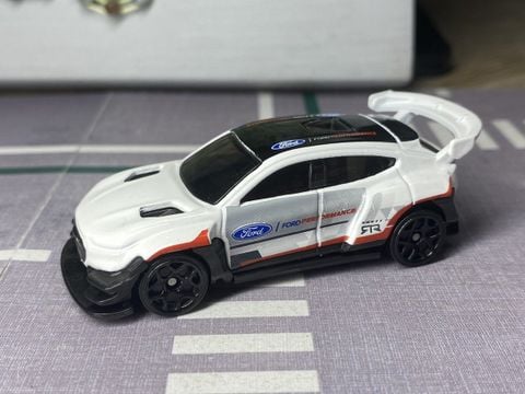  HHD88 Hot Wheels Basic Car Ford Mustang Mach E 1400 