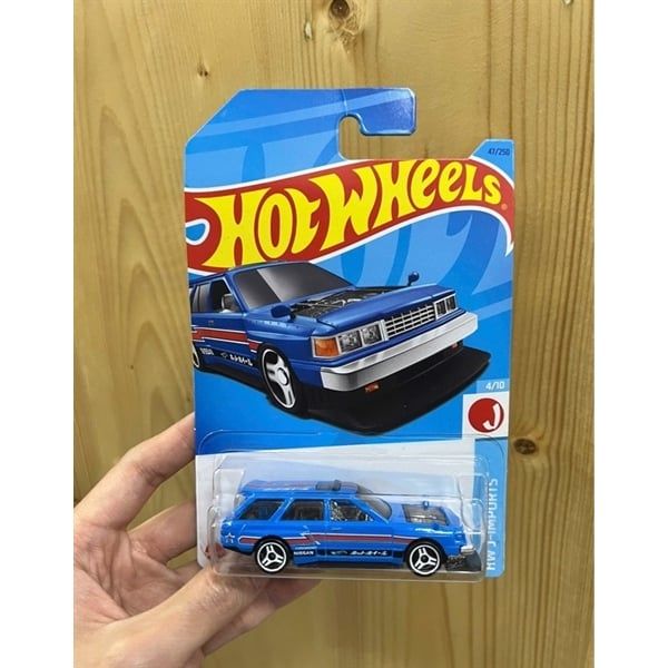 HNK28 Hot Wheels Basic Nissan Maxima Drift Car