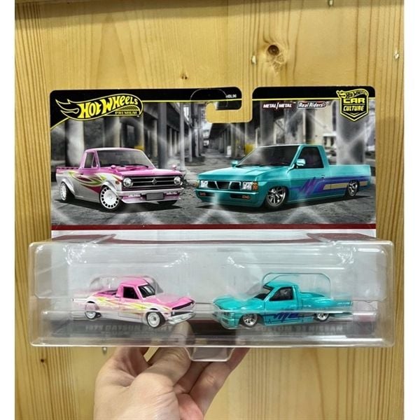 HRR78 Hot Wheels Premium 2 Pack 1975 Datsun Sunny Truck (B120) / Custom '93 Nissan Hard Body (D21)