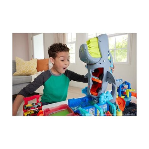  HTN82 Hot Wheels Ultra Shark Car Wash Playset 