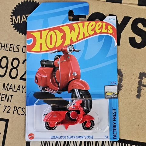  HXP89 Hot Wheels Basic Car Vespa 90 SS Super Sprint (1966) 