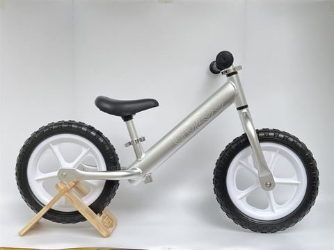  Xe Cruzee màu bạc 