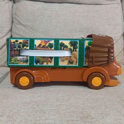  Xe buýt hình sư tử chở động vật Lion Bus 