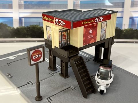  Mô hình nhà hàng Tomica World 228820- Tomica Town Cafe Restaurant Gusto (with Tomica) 