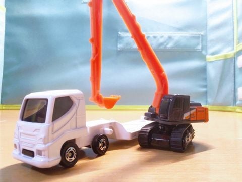  Xe mô hình Tomica Long 143 Hitachi Transport Vehicle 