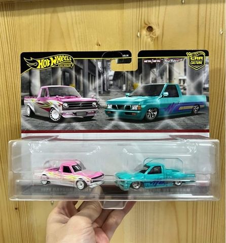 HRR78 Hot Wheels Premium 2 Pack 1975 Datsun Sunny Truck (B120) / Custom '93 Nissan Hard Body (D21) 