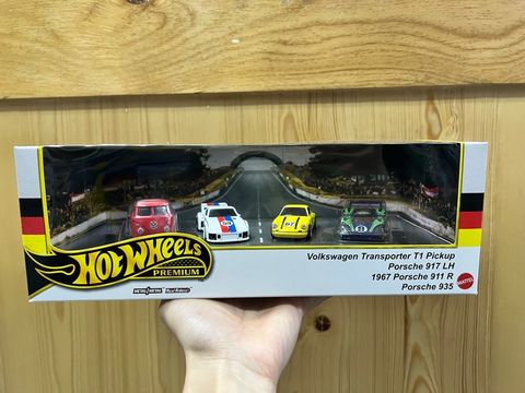  HRT54 Hot Wheels Premium Collector Set - Porsche Renschport 