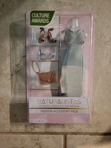  Naturalistas Fashion Pack 4-Piece Outfit and Accessories Set 