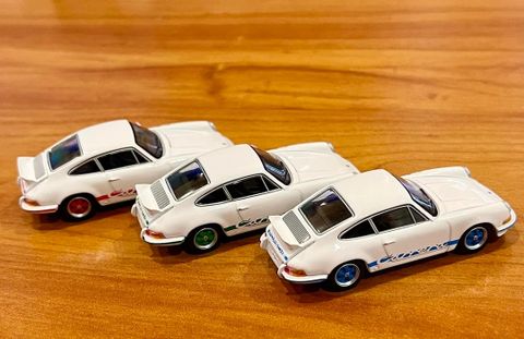  Xe mô hình MINI GT 1/64 Porsche 911 Carrera RS 2.7 Grand Prix White/Blue Libery (Right Handle) 