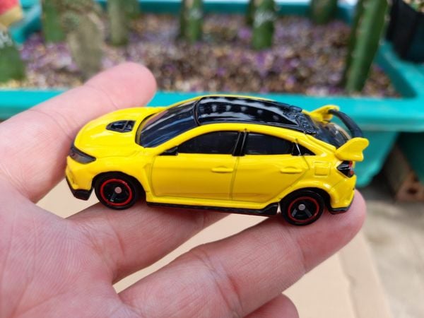 Mô hình Tomica 40-11 Honda Civic Type R màu vàng tỷ lệ 1/64