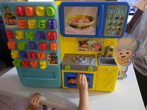  Bộ đồ chơi nhà bếp 96216 Just Play CoComelon Learning Kitchen, 34-Pieces 