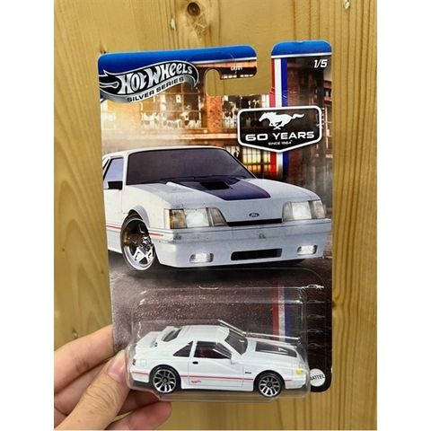  Siêu xe mô hình Hot Wheels 84 Ford Mustang SVO - trắng JBY5/GRT01 