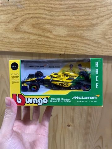  Xe đua mô hình 18-38214 Bburago F1 Mclaren MCL38 2024 #4 Lando Norris Senna Livery 1/43 