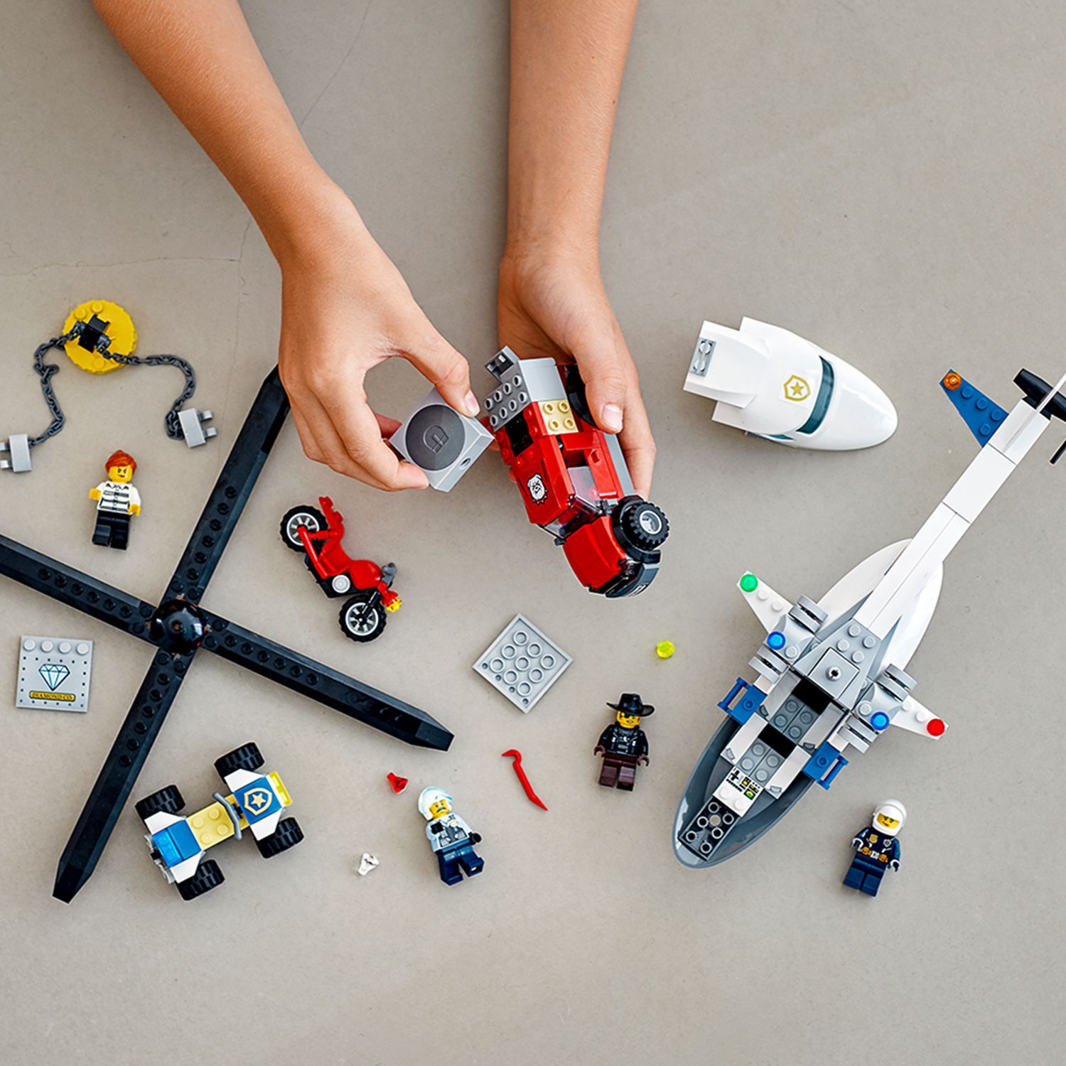  Lego 60243- Trực Thăng Truy Bắt Tội Phạm 
