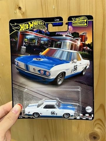  Mô hình xe HRT69 Hot Wheels Premium Boulevard '66 Chevrolet Corvair Yenko Stinger 