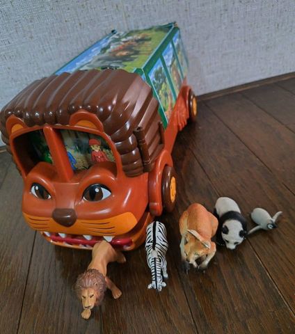  Xe buýt hình sư tử chở động vật Lion Bus 