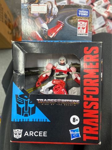  Hasbro F7228 Studio Series Arcee Transformers 
