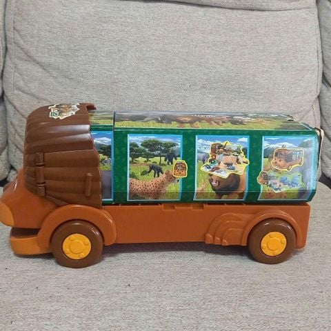  Xe buýt hình sư tử chở động vật Lion Bus 