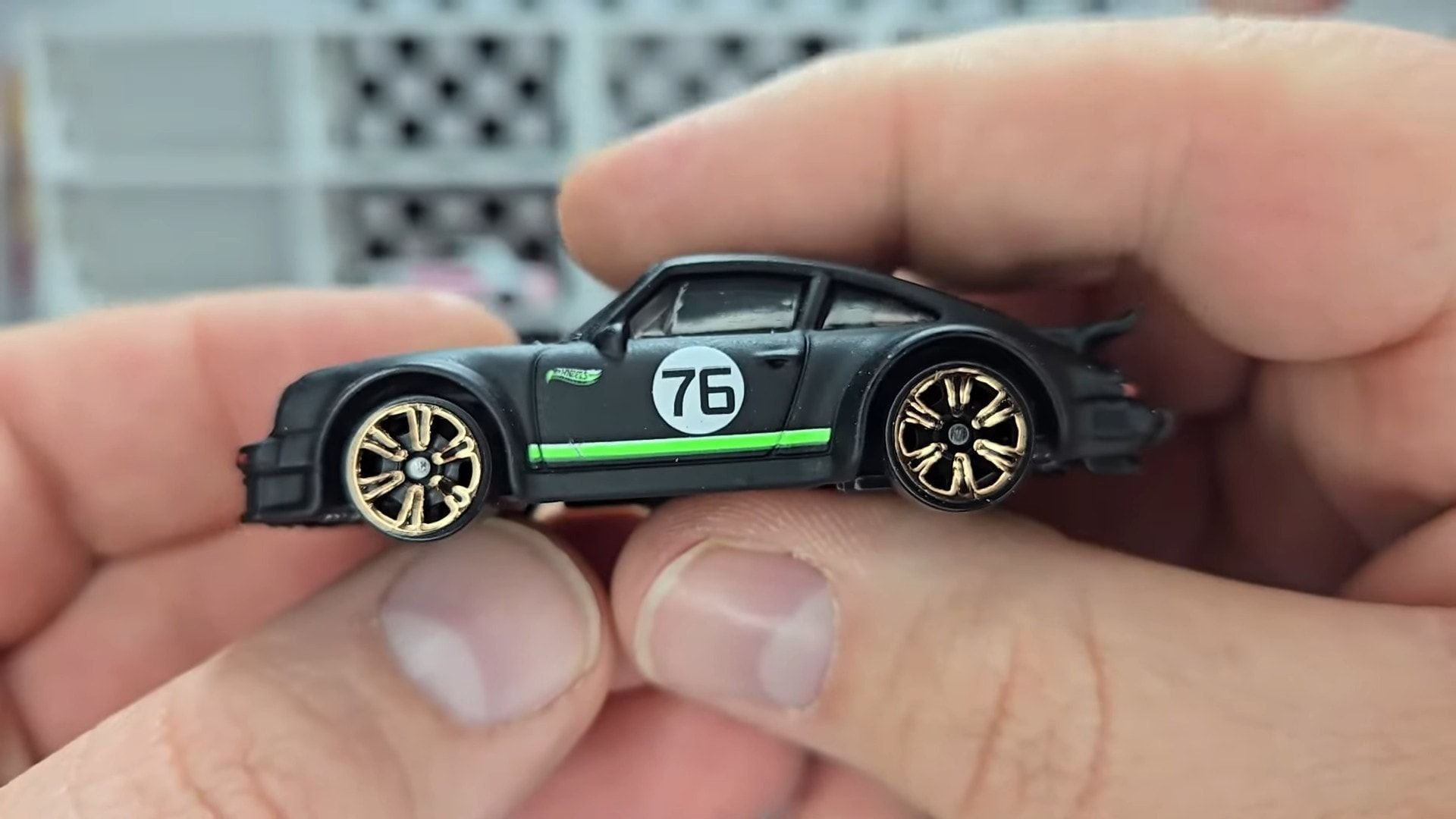  Xe mô hình HLH72/JCB05 Hot Wheels Neon Speeders - PORSCHE 934 TURRBO RSR 