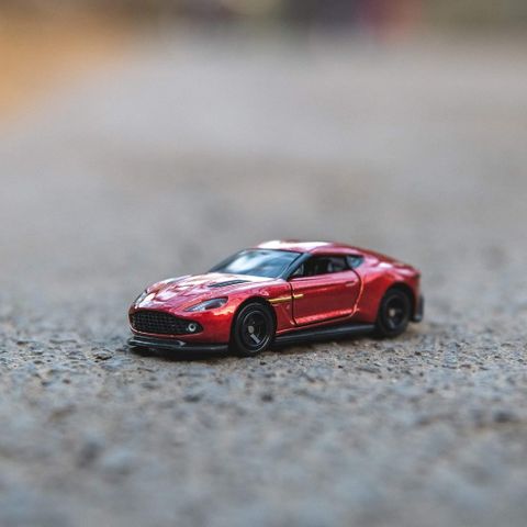  Mô hình xe Tomica No.10 Aston Martin Vanquish Zagato 