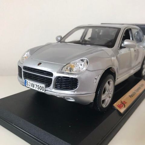  M31634- Xe Porsche Cayenne Turbo 