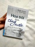  Hoa trôi trên sóng nước 