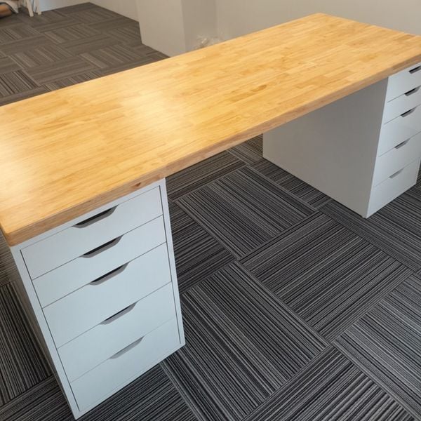 Bàn IKEA 2 Hộc tủ Trắng ( Mặt Bàn Cao Su - Màu Gỗ Sồi )