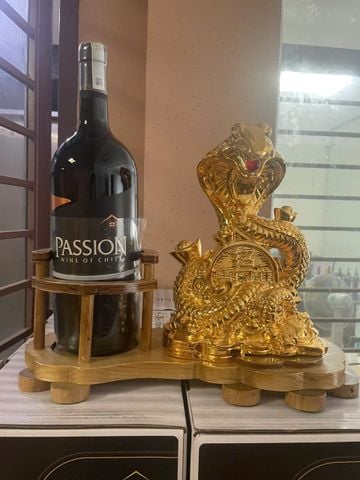  Hộp quà Tết - Rượu vang đỏ Passion 1.5L + Kệ Rắn 
