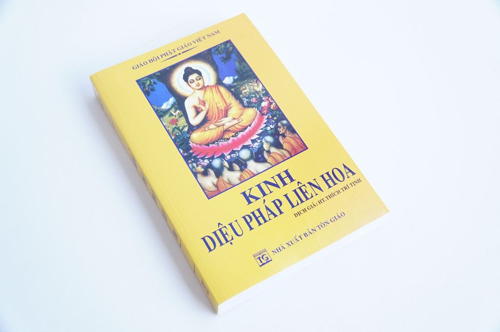 Sách Phật Giáo - Kinh Diệu Pháp Liên Hoa bìa giấy vàng - Thích Trí Tịnh - Chữ to rõ 600 trang