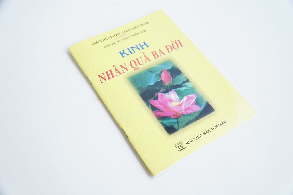 Sách Phật Giáo - Kinh Nhân Quả Ba Đời bìa giấy vàng - Thích Thiền Tâm - Chữ to rõ 62 trang