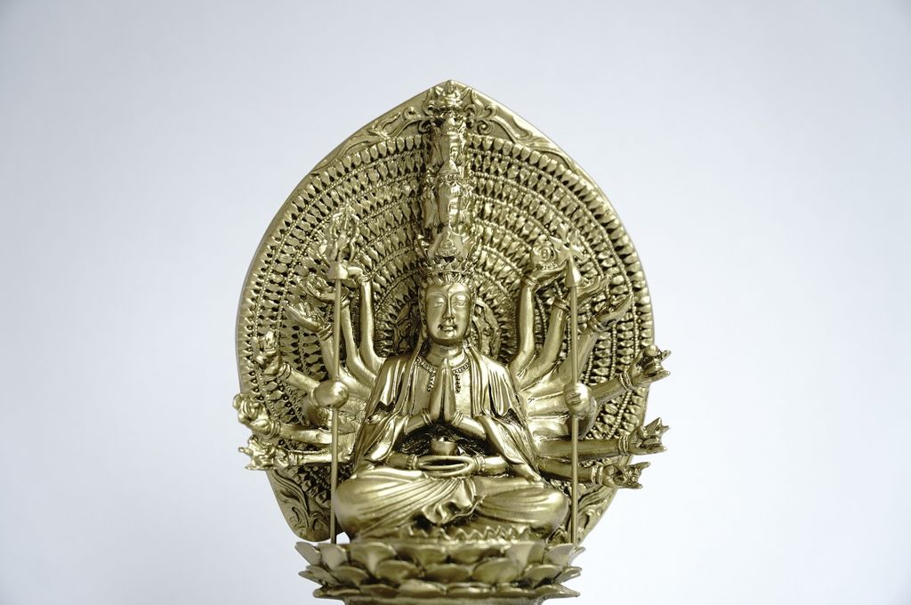 Tượng Phật Thiên Thủ Thiên Nhãn Chuẩn Đề hào quang xi mạ đồng - Cao 16cm