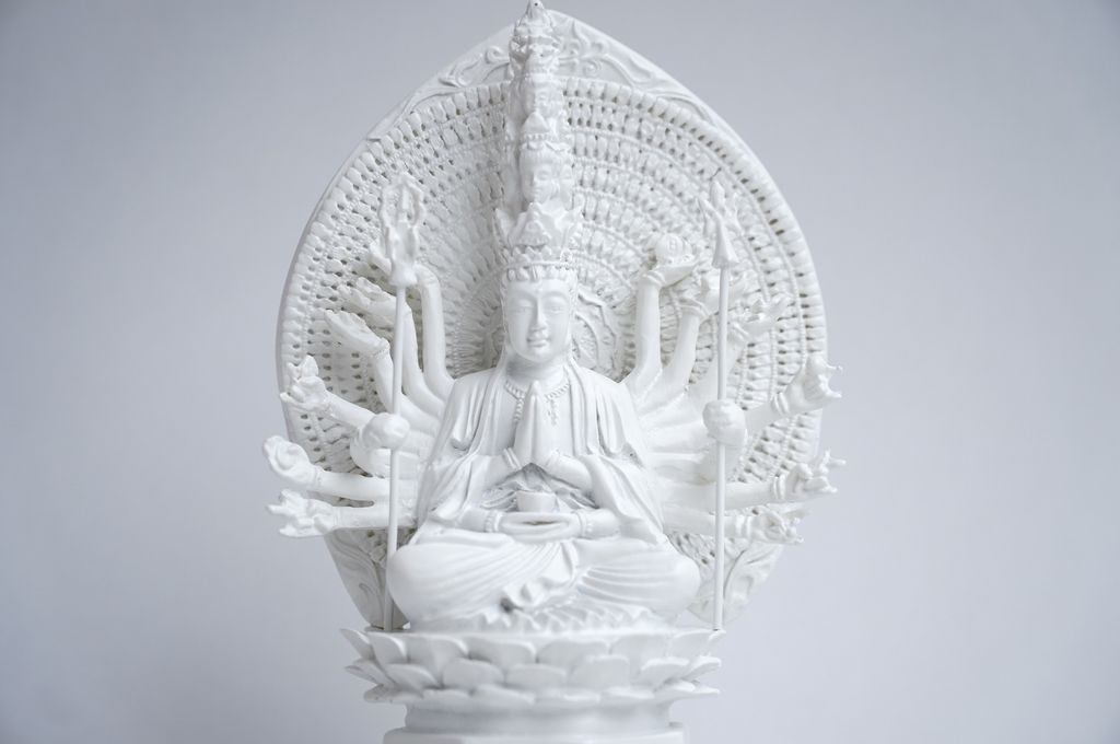 Tượng Phật Thiên Thủ Thiên Nhãn Chuẩn Đề hào quang trắng ngà - Cao 16cm