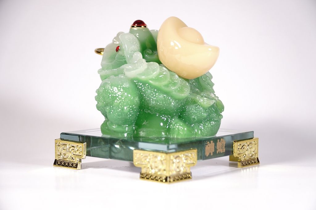 Tượng Cóc Thiềm Thừ đế kính ngọc xanh cõng vàng chiêu tài - Cao 12cm