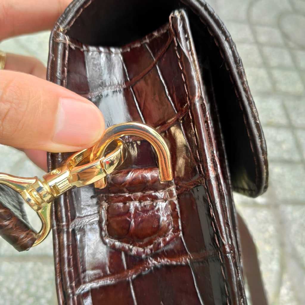 Cặp nam da cá sấu cầm tay Phiên bản Đặc biệt màu Mận chín [3 SỐ BẢO MẬT]