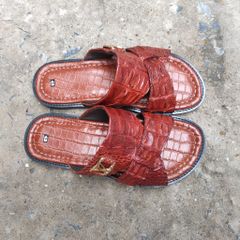 Dép quai ngang [DA CÁ SẤU NÂU ĐỎ SIÊU ĐẸP] đế cao su tự nhiên rất bền!