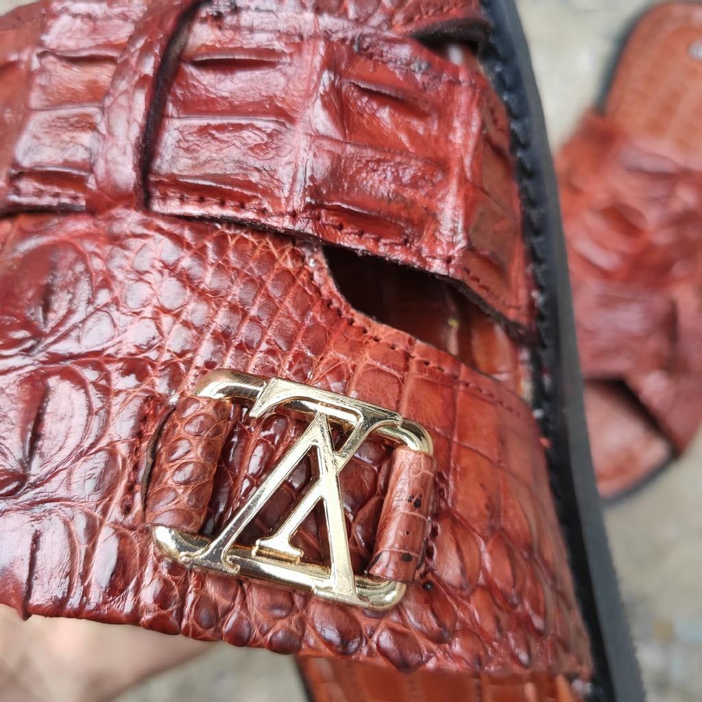 Dép quai ngang [DA CÁ SẤU NÂU ĐỎ SIÊU ĐẸP] đế cao su tự nhiên rất bền!