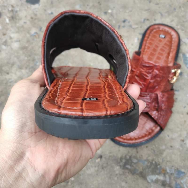 Dép quai ngang [DA CÁ SẤU NÂU ĐỎ SIÊU ĐẸP] đế cao su tự nhiên rất bền!