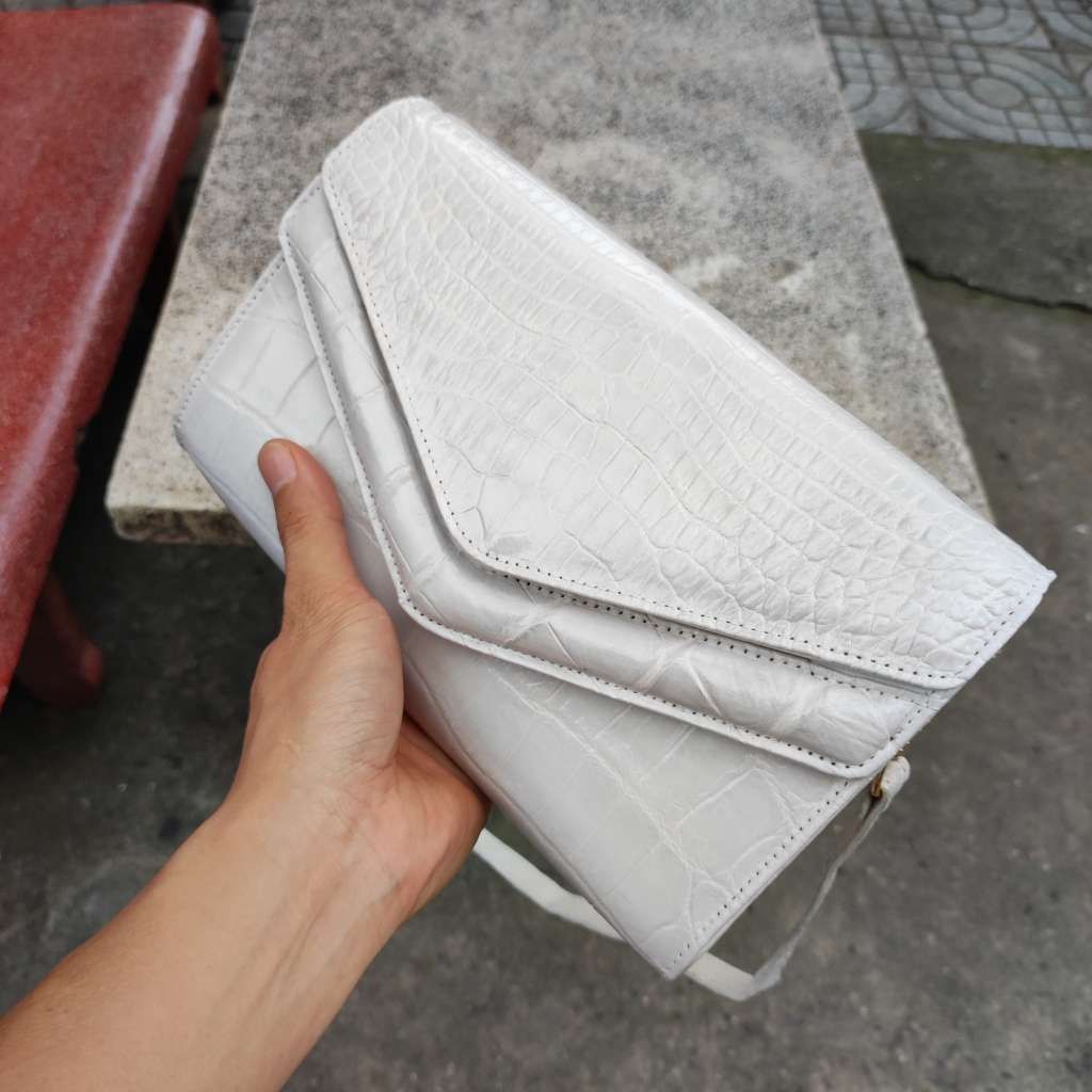 Túi bìa thư nữ siêu dễ thương. Da bụng cá sấu nguyên tấm bạch tạng!