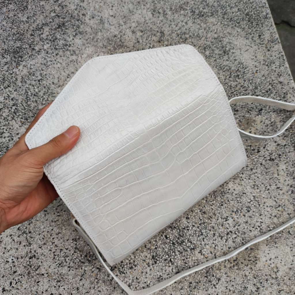 Túi bìa thư nữ siêu dễ thương. Da bụng cá sấu nguyên tấm bạch tạng!