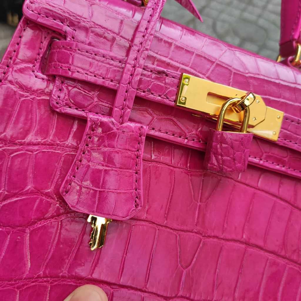 Túi da cá sấu Màu hường nữ tính. Phiên bản kelly dễ thương!