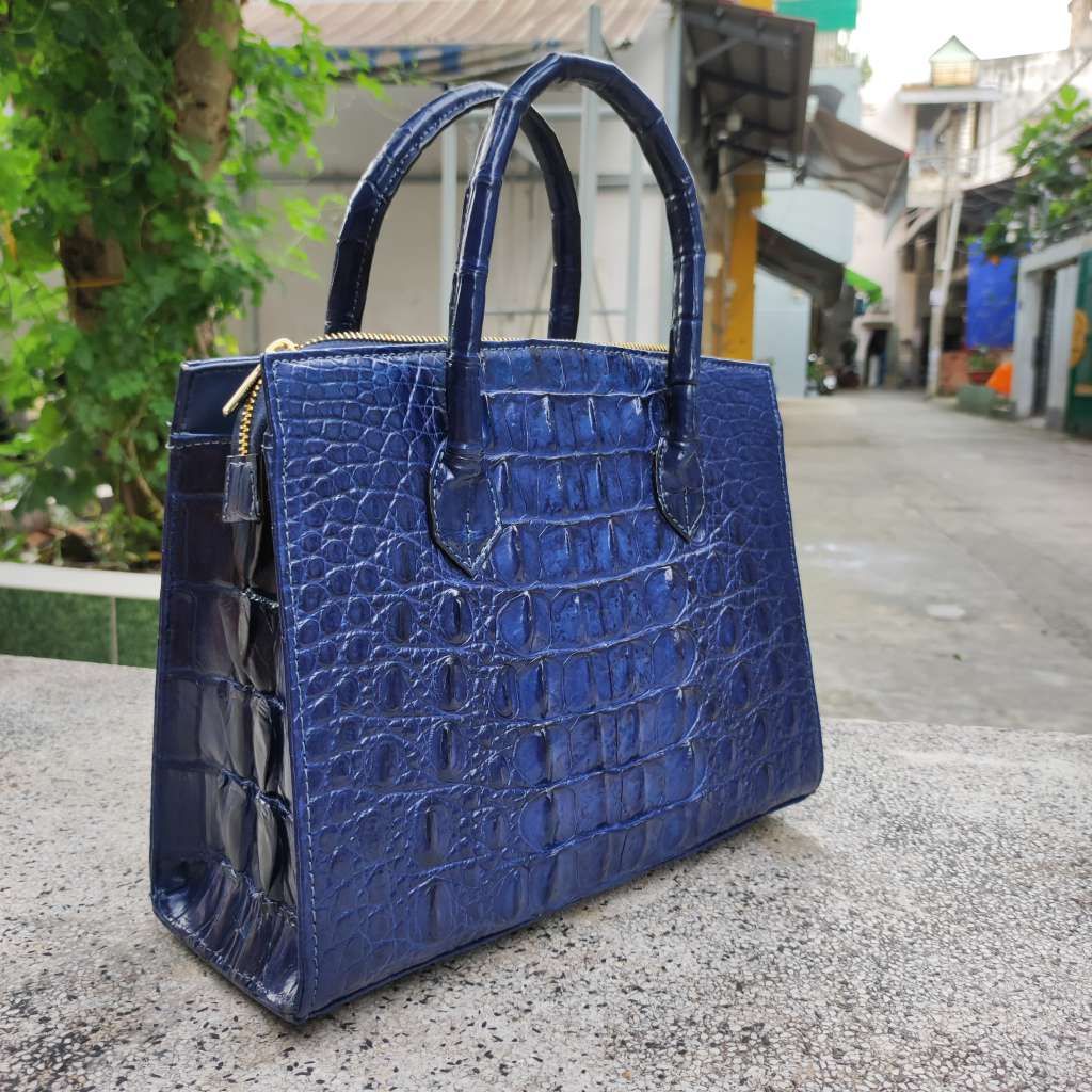 Túi xách cá sấu Size lớn 28cm có quai đeo. Phiên bản xanh navy ít đụng hàng!