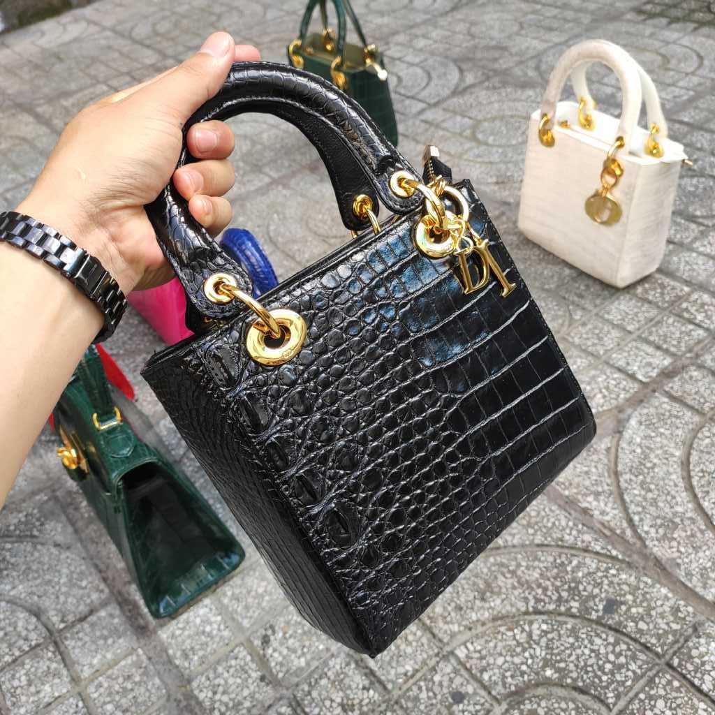 Túi cá sấu size 20cm rất vừa cho Nữ. Thiết kế mới rất đẹp!