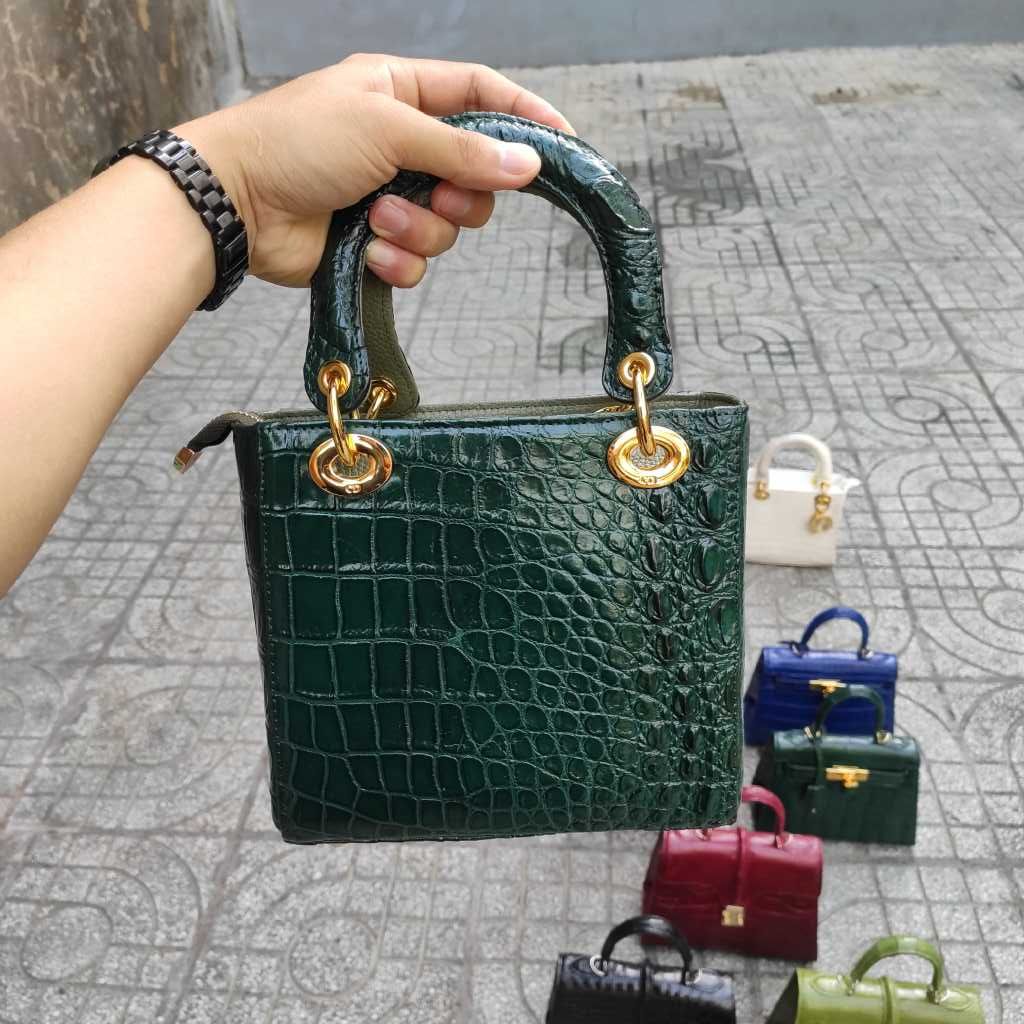 Túi nữ da cá sấu Thiết kế mới rất đẹp. Size 20 vừa vặn!
