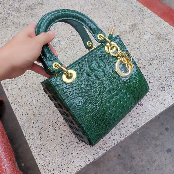 Túi nữ da cá sấu Xanh rêu phối phụ kiện siêu đẹp. Size 25 vừa vặn!