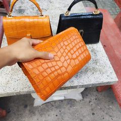 Cầm tay nữ có dây đeo đeo vai tiện lợi. Da bụng cá sấu màu Cam!