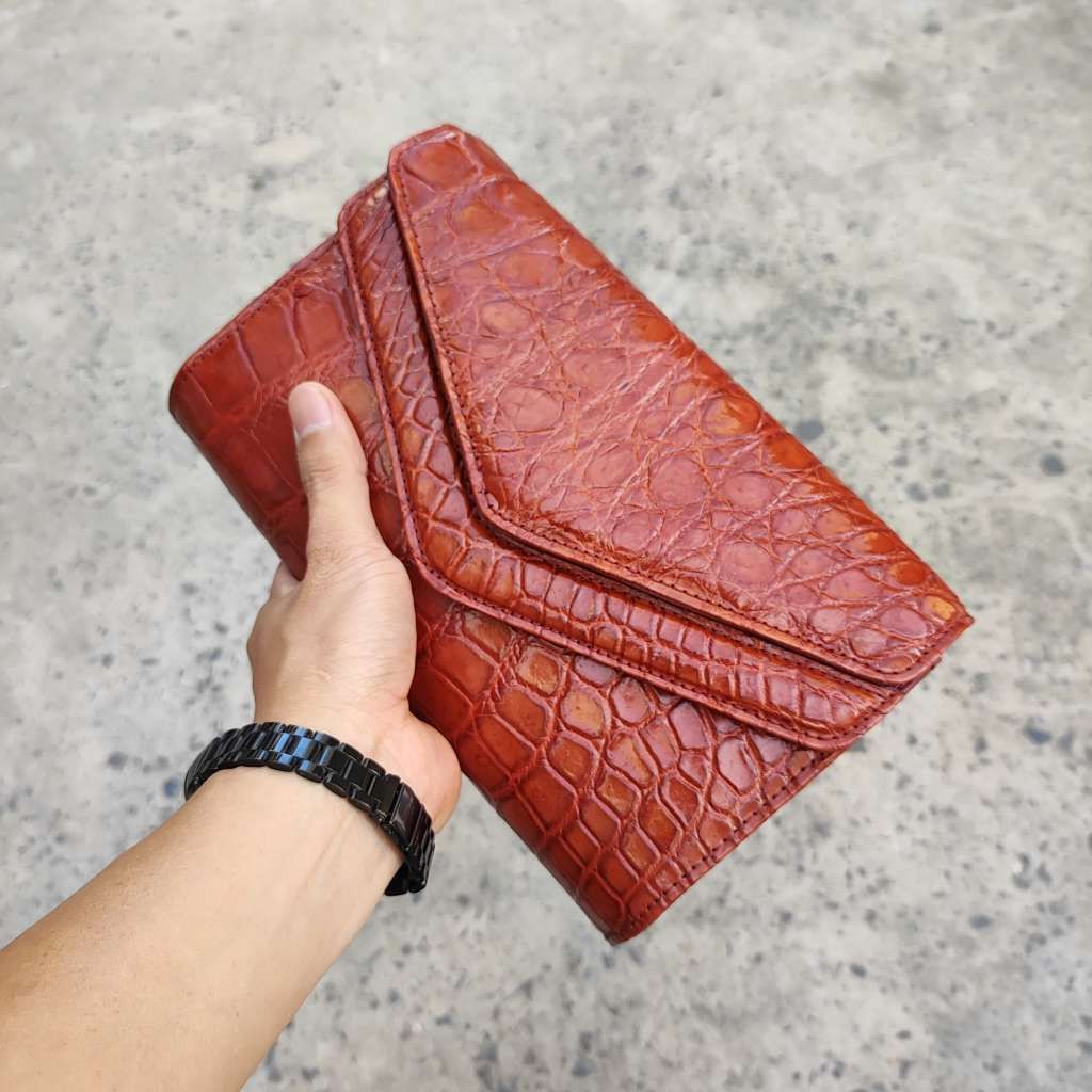 Cầm tay nữ kiêm túi đeo vai. Da bụng cá sấu siêu dễ thương!