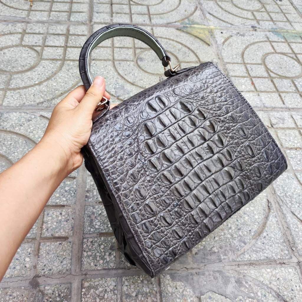 Túi xách CÁ SẤU XÁM TRO rất đẹp. Khóa phong cách Hoàng Gia!