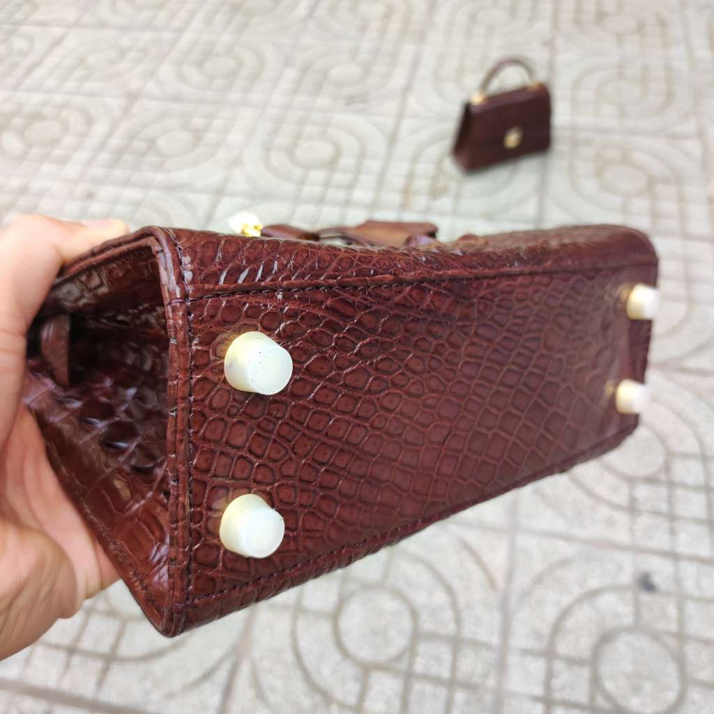 Túi xách nữ Da cá sấu có dây đeo. Size 25cm rất vừa!