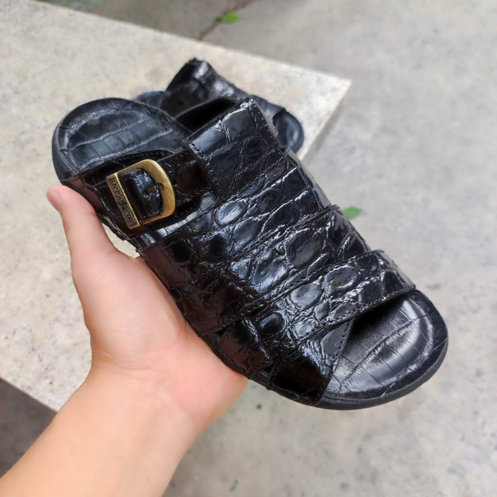 Sandal đế mới mang rất nhẹ nhàng. Da cá sấu thủ công siêu bền!