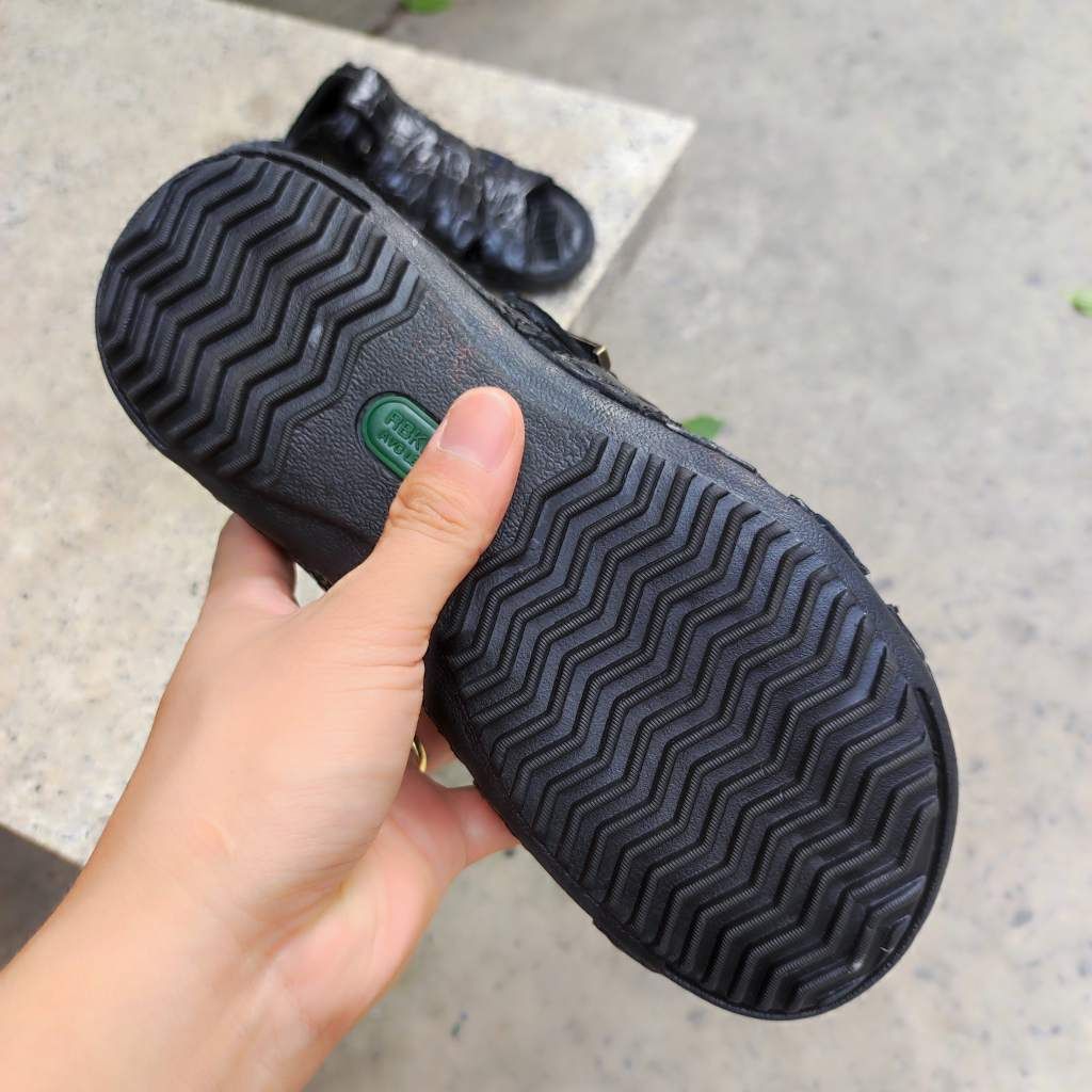Sandal đế mới mang rất nhẹ nhàng. Da cá sấu thủ công siêu bền!
